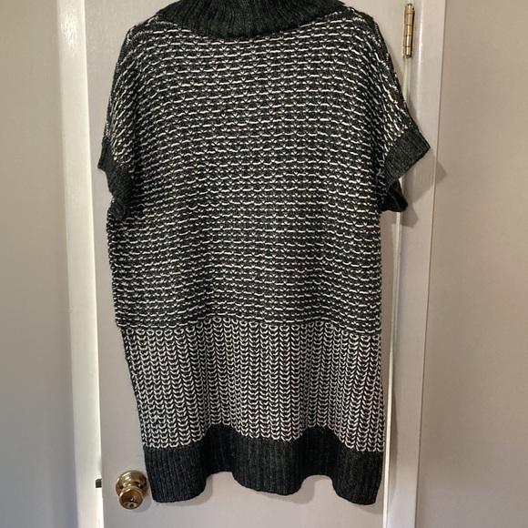Woman’s Plus black and white short sleeve Lane Bryant sweater with cowl neck. - Picture 2 of 4
